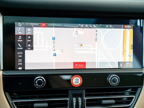 Certified 2025 Porsche Macan image 15