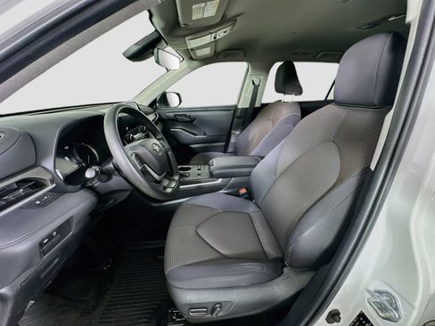 Used 2023 Toyota Highlander L FWD image 13