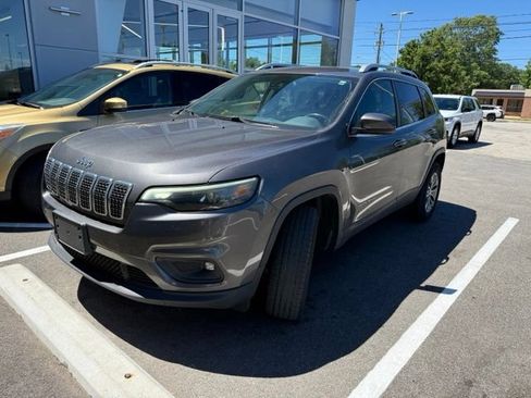 Used 2019 Jeep Cherokee Latitude Plus w/ Cold Weather Group AWD/4WD image 2