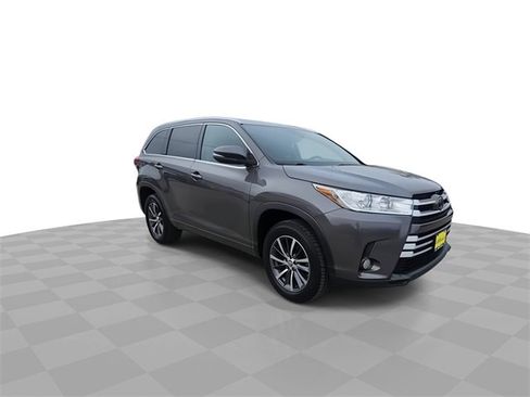 Used 2017 Toyota Highlander XLE image 2