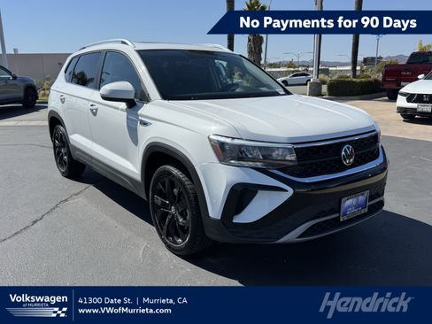 Used 2022 Volkswagen Taos SE w/ Panoramic Sunroof Package FWD image 1