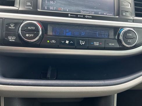 Used 2018 Toyota Highlander Limited FWD image 28