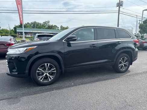 Used 2019 Toyota Highlander LE AWD/4WD image 6