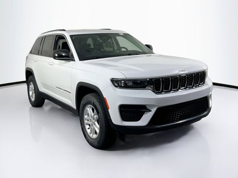 Used 2023 Jeep Grand Cherokee Laredo image 3