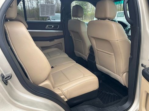 Used 2017 Ford Explorer XLT w/ Equipment Group 202A AWD/4WD image 23