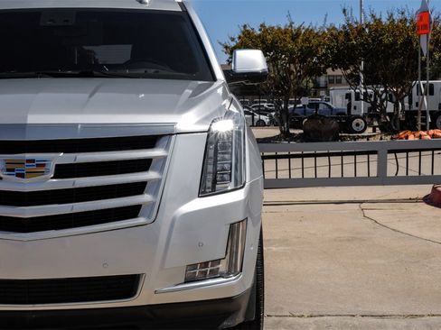 Used 2019 Cadillac Escalade ESV Luxury image 54