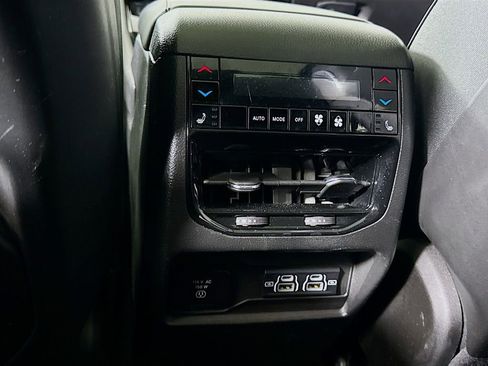 Used 2023 Jeep Grand Cherokee Overland w/ Luxury Tech Group IV image 31