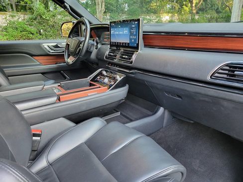 Used 2024 Lincoln Navigator L Premiere 4x4 4dr SUV image 10