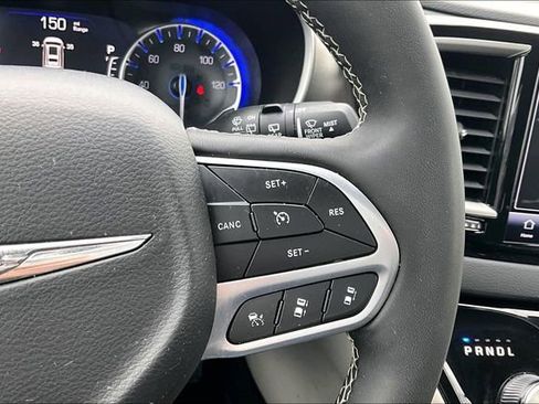 Used 2024 Chrysler Pacifica Touring-L image 19