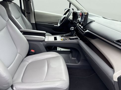 Used 2021 Toyota Sienna XLE w/ XLE Plus Package image 26