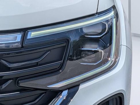 Certified 2025 Volkswagen Atlas Cross Sport SE FWD image 8