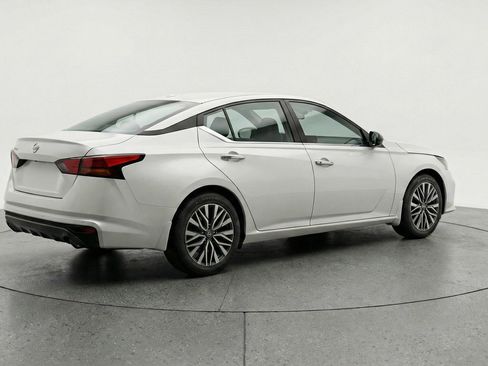 Used 2025 Nissan Altima 2.5 SV FWD image 9