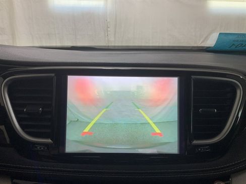 Used 2023 Chrysler Pacifica Limited image 36