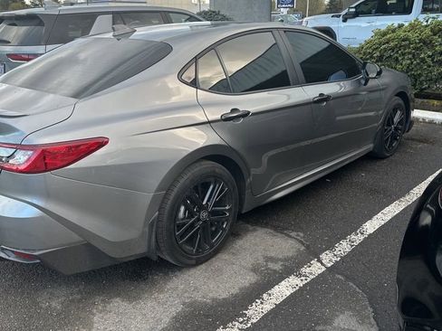 Used 2025 Toyota Camry SE w/ Convenience Package image 5