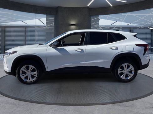 Used 2025 Chevrolet Trax LS FWD image 3