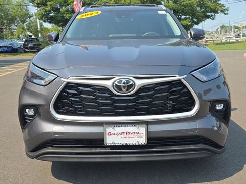 Used 2023 Toyota Highlander XLE AWD/4WD image 3