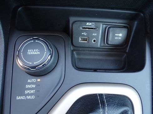 Used 2017 Jeep Cherokee Sport w/ Cold Weather Group AWD/4WD image 25