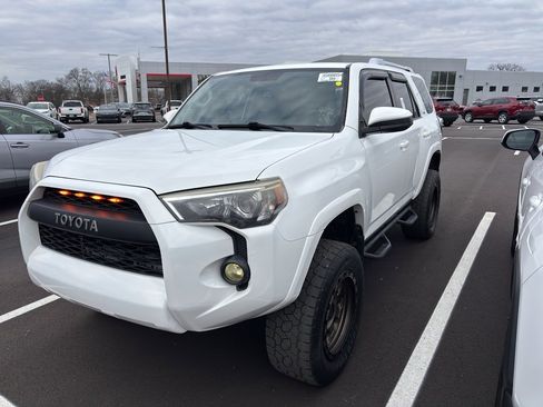 Used 2016 Toyota 4Runner SR5 image 2