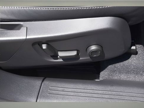 Certified 2025 Volvo XC40 B5 Plus w/ Protection Package Premier image 22