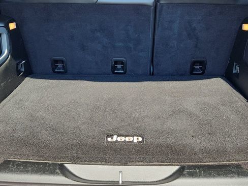 Used 2017 Jeep Cherokee Overland w/ Technology Group AWD/4WD image 29