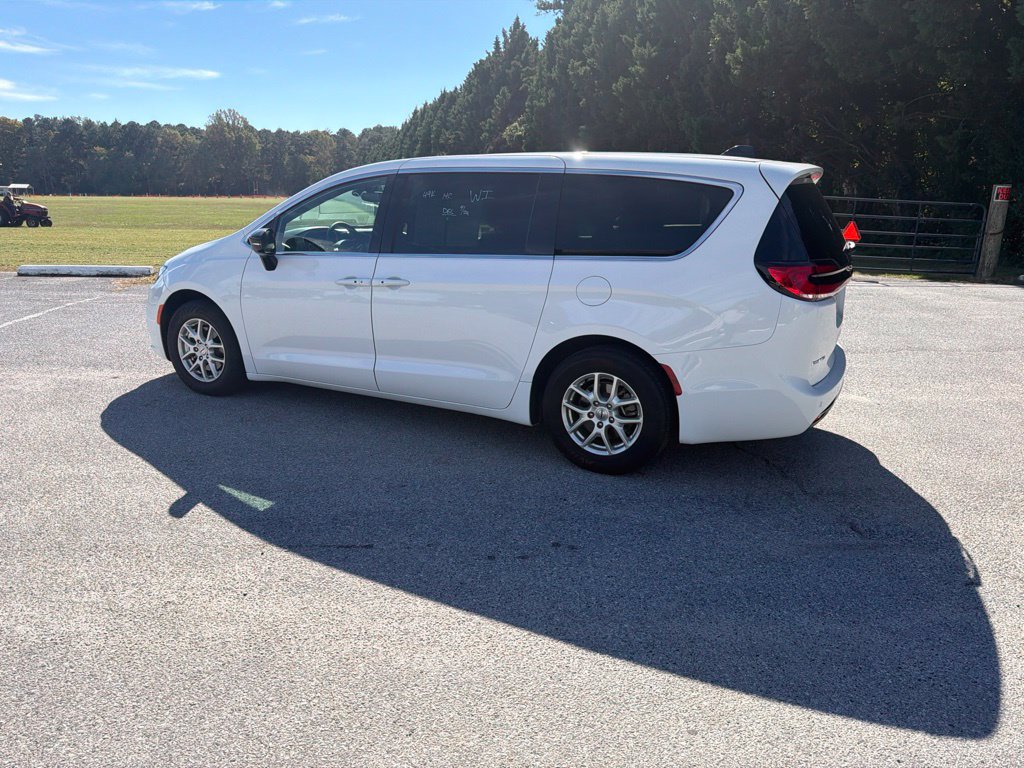 Used 2025 Chrysler Pacifica Select FWD image 4