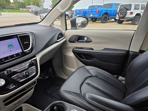 Certified 2023 Chrysler Pacifica Touring-L FWD image 33
