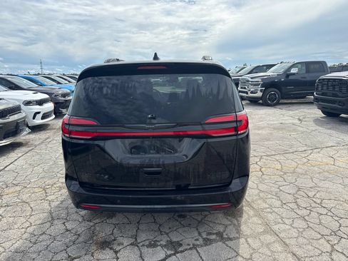 Used 2025 Chrysler Pacifica Limited FWD image 7