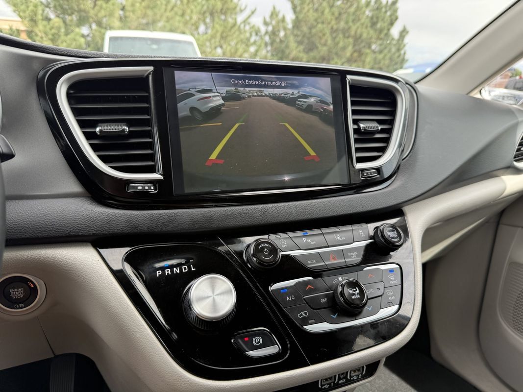 Used 2024 Chrysler Pacifica Touring-L FWD image 32
