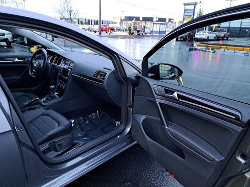 Used 2017 Volkswagen Golf image 17