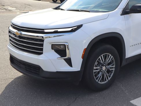 Used 2025 Chevrolet Traverse LT w/ Driver Confidence Package FWD image 17