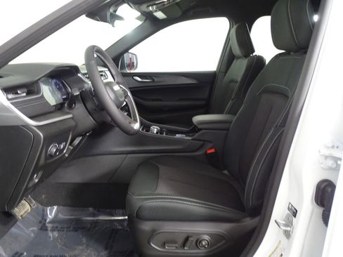 New 2025 Jeep Grand Cherokee Laredo image 10