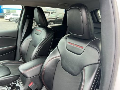 Used 2019 Jeep Cherokee Trailhawk w/ Cold Weather Group AWD/4WD image 3