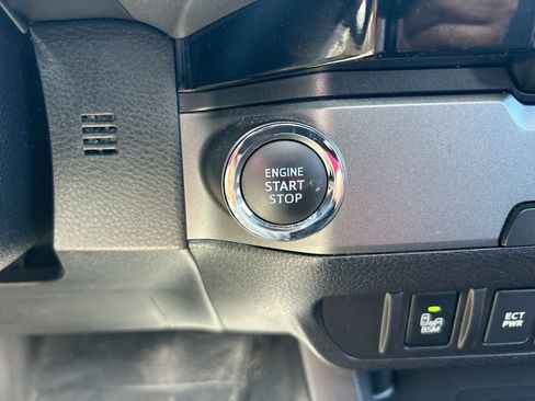 Used 2017 Toyota Tacoma TRD Off-Road w/ Premium & Technology Package RWD image 18