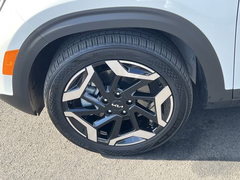 Certified 2025 Kia Seltos SX w/ SX Sunroof Package image 11