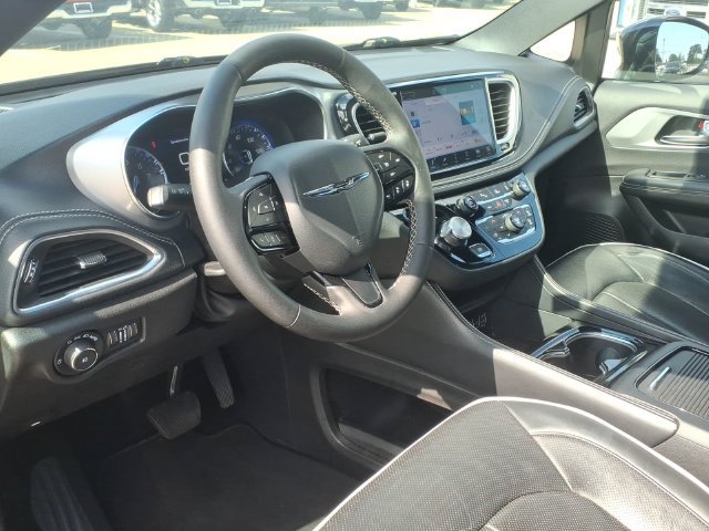 Used 2025 Chrysler Pacifica Limited FWD image 8