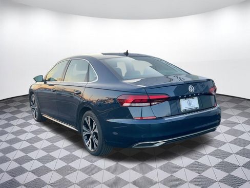 Used 2022 Volkswagen Passat 2.0T SE image 3