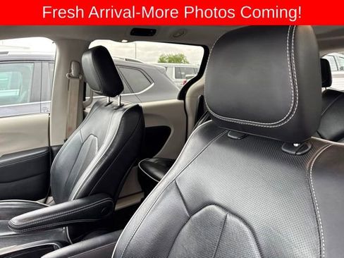 Used 2023 Chrysler Pacifica Limited FWD image 17