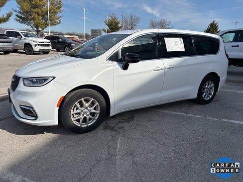 Used 2025 Chrysler Pacifica Select image 15