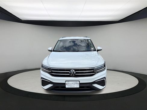 Used 2024 Volkswagen Tiguan SE AWD/4WD image 2