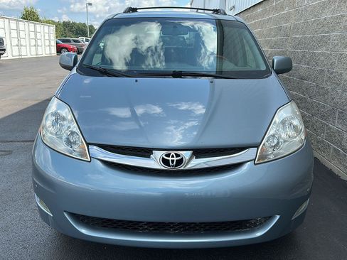 Used 2010 Toyota Sienna XLE Limited FWD image 4