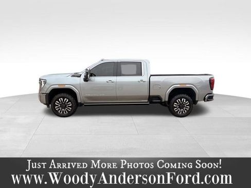 Used 2024 GMC Sierra 3500 Denali Ultimate AWD/4WD image 3