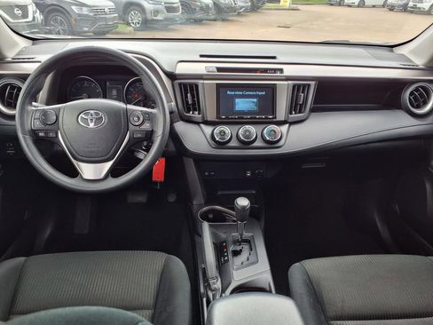 Used 2018 Toyota RAV4 LE FWD image 9
