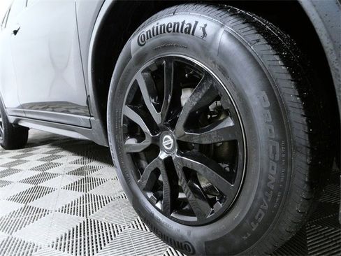 Used 2019 Nissan Rogue SV image 2