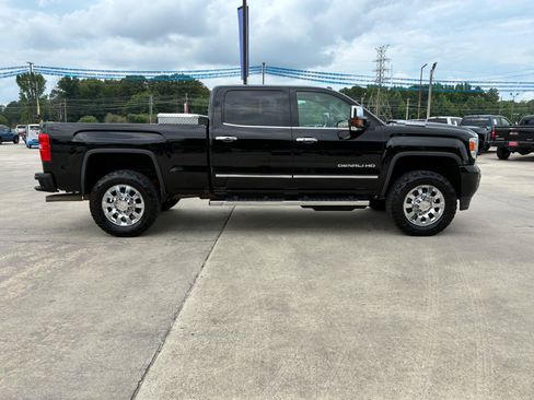 Used 2017 GMC Sierra 2500 Denali w/ Duramax Plus Package AWD/4WD image 5