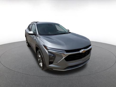 Used 2025 Chevrolet Trax LT FWD image 3
