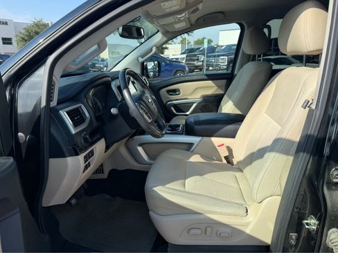 Used 2017 Nissan Titan SV RWD image 6