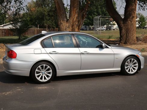 Used 2011 BMW 328i xDrive Sedan AWD/4WD image 4