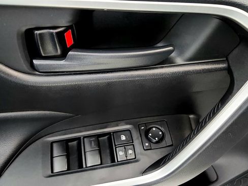 Used 2021 Toyota RAV4 LE w/ Carpet Mat Package (TMS) AWD/4WD image 23