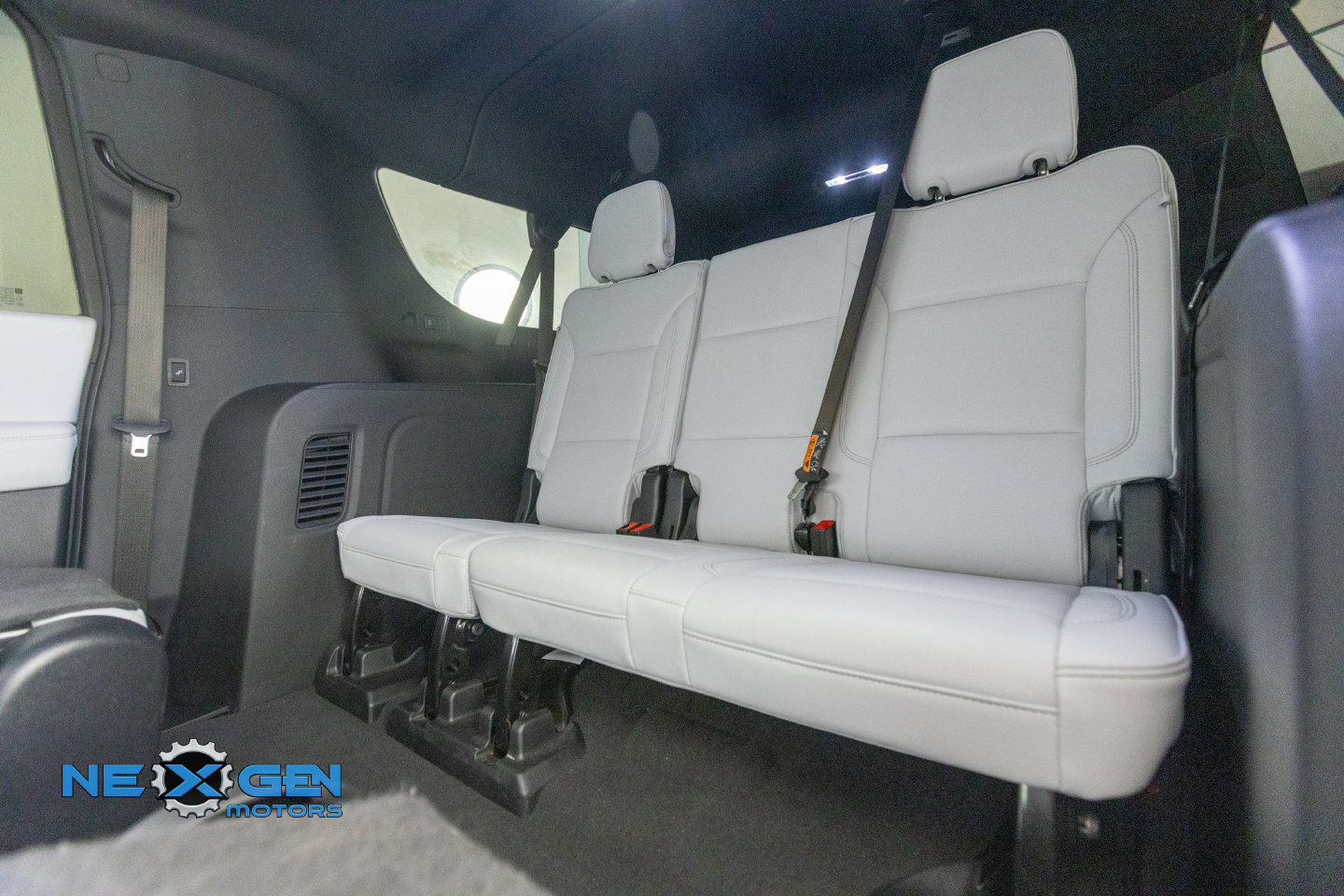 Used 2025 Chevrolet Suburban Premier AWD/4WD image 32