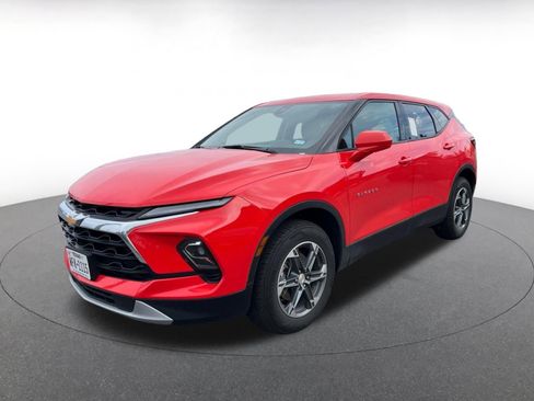 Used 2025 Chevrolet Blazer LT image 3